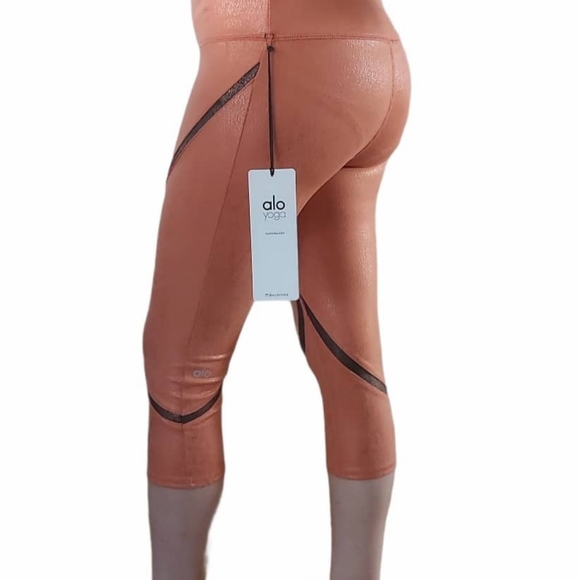 ALO Yoga whisper Capri legging . - Picture 16 of 16